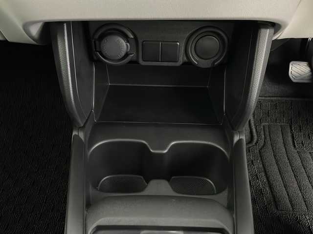 スズキ スイフト XG 秋田県 2023(令5)年 0.3万km キャラバンアイボリーPM 4WD/ヂュアルセンサーブレーキサポートII/レーダークルーズコントロール　/横滑り防止装置　/レーンキープアシスト　/前後クリアランスソナー　/前席シートヒーター　/ＬＥＤヘッドライト　/オートライト　/プッシュスタート　/スペアキー/ワンオーナー/プッシュスタート/電動格納ミラー/純正フロアマット