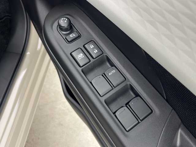 スズキ スイフト XG 秋田県 2023(令5)年 0.3万km キャラバンアイボリーPM 4WD/ヂュアルセンサーブレーキサポートII/レーダークルーズコントロール　/横滑り防止装置　/レーンキープアシスト　/前後クリアランスソナー　/前席シートヒーター　/ＬＥＤヘッドライト　/オートライト　/プッシュスタート　/スペアキー/ワンオーナー/プッシュスタート/電動格納ミラー/純正フロアマット