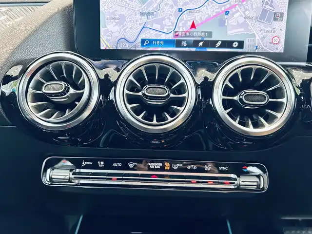メルセデス・ベンツ Ｍ・ベンツ ＧＬＡ２００ｄ 4マチック AMGライン 大阪府 2022(令4)年 1.3万km デジタルホワイト AMGラインP/レーダーセーフティP/ACC/ハーフレザー/シートヒーター/純正ナビ/TV/360度カメラ/純正19インチAW/LEDヘッドライト/アンビエントライト/電動リアゲート/クリアランスソナー/ブラインドスポット/パドルシフト