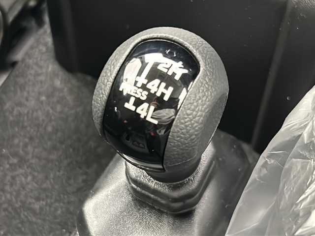 スズキ ジムニー XC 宮城県 2025(令7)年 0.1千km シフォンアイボリーメタリックブラック2トーンルーフ 4WD//届出済未使用車//スズキセーフティサポート/・デュアルセンサーブレーキサポート/・誤発進抑制機能/・車線逸脱警報機能/・ふらつき警報機能/・標識認識機能/・ハイビームアシスト/・先行車発進お知らせ機能/・リアパーキングセンサー//革巻きステアリング/・ステアリングスイッチ/・クルーズコントロール/・Autoライト//スマートキー/・プッシュスタートボタン//シートヒーター//アイドリングストップ機能//ダウンヒルアシストコントロール//ヘッドライトウォッシャー//LEDヘッドライト//フロントフォグ//純正16インチアルミホイール