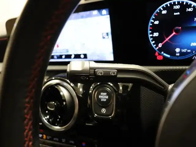 メルセデス・ベンツ Ａ２００ｄ AMGライン 静岡県 2020(令2)年 3万km モハーベシルバー 衝突軽減ブレーキ　/半革　/ＡＣＣ　/ＨＵＤ　/３６０°カメラ　/ＬＥＤ/ワイヤレス充電　/パドルシフト　/パワーシート／ヒーター　/純正ナビＴＶ　/キーレスゴー　/純正１８ＡＷ　/ＢＳＭ　/ＬＫＡ　/スペアキー