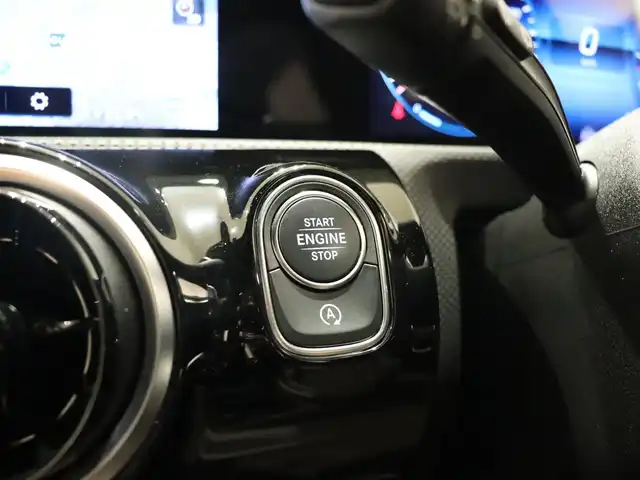 メルセデス・ベンツ Ａ２００ｄ AMGライン 静岡県 2020(令2)年 3万km モハーベシルバー 衝突軽減ブレーキ　/半革　/ＡＣＣ　/ＨＵＤ　/３６０°カメラ　/ＬＥＤ/ワイヤレス充電　/パドルシフト　/パワーシート／ヒーター　/純正ナビＴＶ　/キーレスゴー　/純正１８ＡＷ　/ＢＳＭ　/ＬＫＡ　/スペアキー