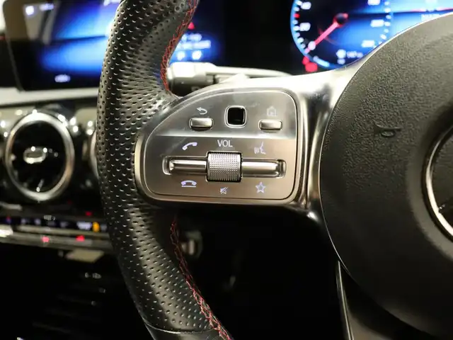 メルセデス・ベンツ Ａ２００ｄ AMGライン 静岡県 2020(令2)年 3万km モハーベシルバー 衝突軽減ブレーキ　/半革　/ＡＣＣ　/ＨＵＤ　/３６０°カメラ　/ＬＥＤ/ワイヤレス充電　/パドルシフト　/パワーシート／ヒーター　/純正ナビＴＶ　/キーレスゴー　/純正１８ＡＷ　/ＢＳＭ　/ＬＫＡ　/スペアキー