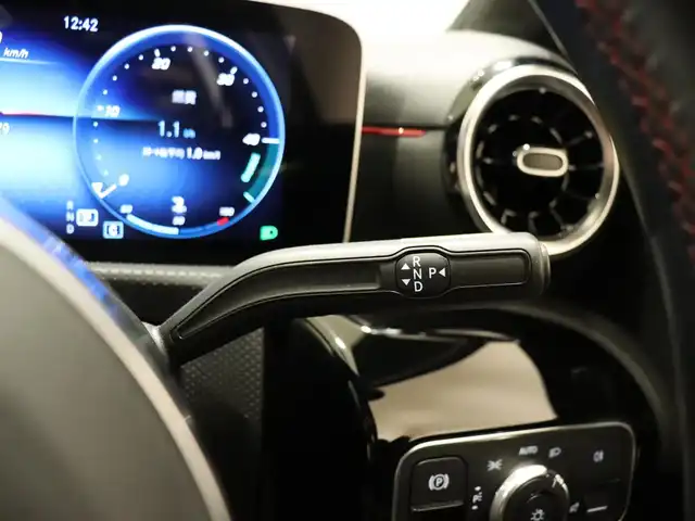 メルセデス・ベンツ Ａ２００ｄ AMGライン 静岡県 2020(令2)年 3万km モハーベシルバー 衝突軽減ブレーキ　/半革　/ＡＣＣ　/ＨＵＤ　/３６０°カメラ　/ＬＥＤ/ワイヤレス充電　/パドルシフト　/パワーシート／ヒーター　/純正ナビＴＶ　/キーレスゴー　/純正１８ＡＷ　/ＢＳＭ　/ＬＫＡ　/スペアキー