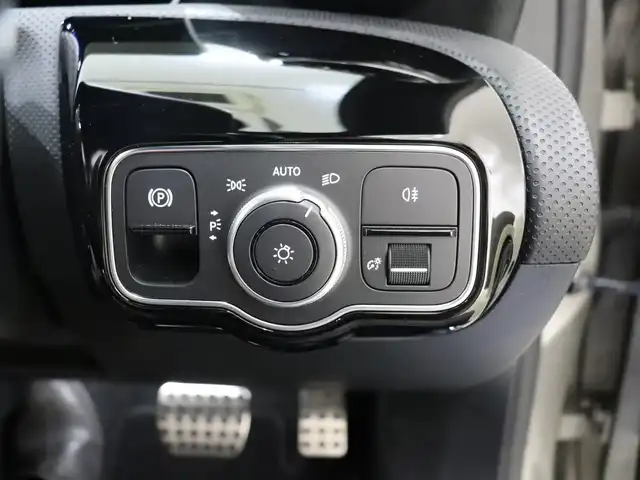 メルセデス・ベンツ Ａ２００ｄ AMGライン 静岡県 2020(令2)年 3万km モハーベシルバー 衝突軽減ブレーキ　/半革　/ＡＣＣ　/ＨＵＤ　/３６０°カメラ　/ＬＥＤ/ワイヤレス充電　/パドルシフト　/パワーシート／ヒーター　/純正ナビＴＶ　/キーレスゴー　/純正１８ＡＷ　/ＢＳＭ　/ＬＫＡ　/スペアキー