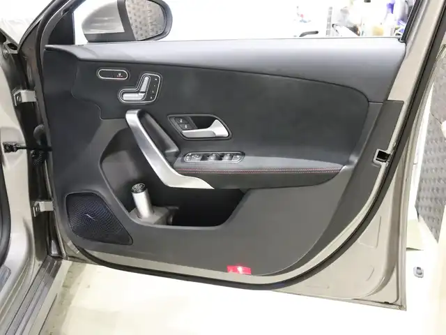 メルセデス・ベンツ Ａ２００ｄ AMGライン 静岡県 2020(令2)年 3万km モハーベシルバー 衝突軽減ブレーキ　/半革　/ＡＣＣ　/ＨＵＤ　/３６０°カメラ　/ＬＥＤ/ワイヤレス充電　/パドルシフト　/パワーシート／ヒーター　/純正ナビＴＶ　/キーレスゴー　/純正１８ＡＷ　/ＢＳＭ　/ＬＫＡ　/スペアキー