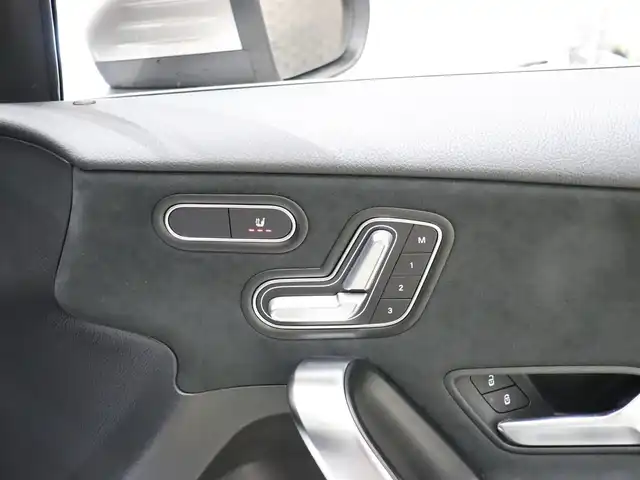 メルセデス・ベンツ Ａ２００ｄ AMGライン 静岡県 2020(令2)年 3万km モハーベシルバー 衝突軽減ブレーキ　/半革　/ＡＣＣ　/ＨＵＤ　/３６０°カメラ　/ＬＥＤ/ワイヤレス充電　/パドルシフト　/パワーシート／ヒーター　/純正ナビＴＶ　/キーレスゴー　/純正１８ＡＷ　/ＢＳＭ　/ＬＫＡ　/スペアキー