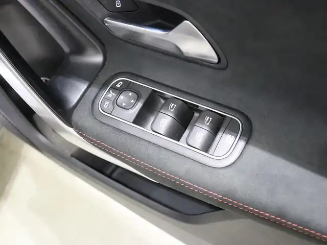 メルセデス・ベンツ Ａ２００ｄ AMGライン 静岡県 2020(令2)年 3万km モハーベシルバー 衝突軽減ブレーキ　/半革　/ＡＣＣ　/ＨＵＤ　/３６０°カメラ　/ＬＥＤ/ワイヤレス充電　/パドルシフト　/パワーシート／ヒーター　/純正ナビＴＶ　/キーレスゴー　/純正１８ＡＷ　/ＢＳＭ　/ＬＫＡ　/スペアキー