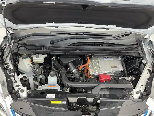 日産 セレナ e－パワー ハイウェイスター G 滋賀県 2019(令1)年 6.6万km ブリリアントホワイトパール 純正9インチナビ/【Bluetooth/CD/DVD/Bru-ray/フルセグTV/HDMI】/寒冷地仕様車/純正フリップダウンモニター/両側パワースライドドア/全方位カメラ/レザーシート/プロパイロット/レーンディパーチャーワーニング/レーンディパーチャープリベンション/ブラインドスポットワーニング/ブラインドスポットインターベンション/LEDヘッドライト/オートマチックハイビーム/パーキングアシスト/ビルトインETC/前後ドライブレコーダー/D/Nシートヒーター/ステアリングヒーター/電動パーキングブレーキ/オートマブレーキホールド/デジタルインナーミラー/純正フロアマット/プッシュスタート/スマートキー/ステアリングリモコン