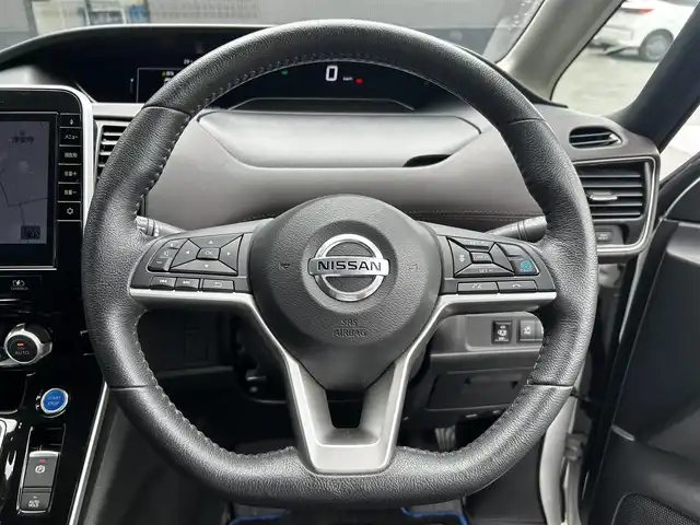 日産 セレナ e－パワー ハイウェイスター G 滋賀県 2019(令1)年 6.6万km ブリリアントホワイトパール 純正9インチナビ/【Bluetooth/CD/DVD/Bru-ray/フルセグTV/HDMI】/寒冷地仕様車/純正フリップダウンモニター/両側パワースライドドア/全方位カメラ/レザーシート/プロパイロット/レーンディパーチャーワーニング/レーンディパーチャープリベンション/ブラインドスポットワーニング/ブラインドスポットインターベンション/LEDヘッドライト/オートマチックハイビーム/パーキングアシスト/ビルトインETC/前後ドライブレコーダー/D/Nシートヒーター/ステアリングヒーター/電動パーキングブレーキ/オートマブレーキホールド/デジタルインナーミラー/純正フロアマット/プッシュスタート/スマートキー/ステアリングリモコン