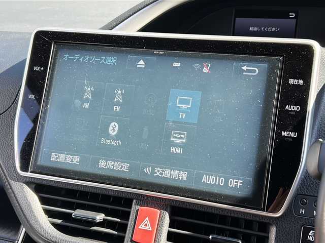 トヨタ ヴォクシー ハイブリッド ZS 煌 広島県 2018(平30)年 6.4万km ブラッキッシュアゲハガラスフレーク 禁煙車/トヨタセーフティセンス/・プリクラッシュセーフティ/・先行車発進告知/・オートマチックハイビーム/・LDA/クルーズコントロール/コーナーセンサー/純正10インチナビ（NSZN-Z66T）/・CD/DVD/フルセグ/Bluetooth/SD/REC/純正フリップダウンモニター（V12T-R66C）/バックカメラ/両側パワースライドドア/革巻きステアリング/オートライト/ステアリングスイッチ/D/Nシートヒーター/LEDヘッドライト/フォグランプ/サンシェード/ビルトインETC/純正フロアマット/純正ドアバイザー/スマートキー/プッシュスタート/スペアキー/純正16インチアルミホイール
