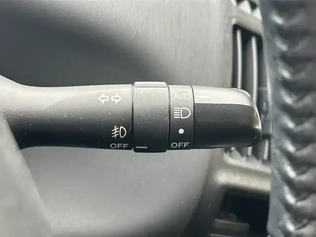 トヨタ プリウス α G 岩手県 2017(平29)年 6.5万km スーパーホワイトⅡ 純正ナビNSZT-Y66T/バックカメラ /ハーフレザーシート /フルセグTV /フロントカメラ /レーダークルコン/衝突軽減装置 /運転席パワーシート /ビルトインETC /社外ドラレコ /社外GPSレーダー /オートハイビーム/オートライト/フォグランプ/オールオートPW/革巻きステアリング/ナビステアリングスイッチ/純正エンジンスターター/スマートキー×2/リアワイパー/ルーフボックスTHULE/社外AWスタッドレスタイヤ/(205/60/R16　2024年製7分山)/ドアバイザー/フロアマット/保証書　取説　ナビ取説