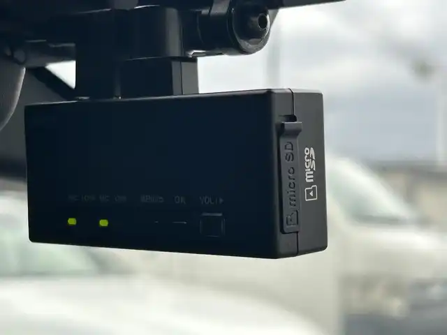 トヨタ プリウス α G 岩手県 2017(平29)年 6.5万km スーパーホワイトⅡ 純正ナビNSZT-Y66T/バックカメラ /ハーフレザーシート /フルセグTV /フロントカメラ /レーダークルコン/衝突軽減装置 /運転席パワーシート /ビルトインETC /社外ドラレコ /社外GPSレーダー /オートハイビーム/オートライト/フォグランプ/オールオートPW/革巻きステアリング/ナビステアリングスイッチ/純正エンジンスターター/スマートキー×2/リアワイパー/ルーフボックスTHULE/社外AWスタッドレスタイヤ/(205/60/R16　2024年製7分山)/ドアバイザー/フロアマット/保証書　取説　ナビ取説