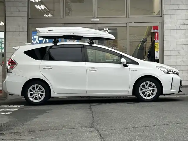 トヨタ プリウス α G 岩手県 2017(平29)年 6.5万km スーパーホワイトⅡ 純正ナビNSZT-Y66T/バックカメラ /ハーフレザーシート /フルセグTV /フロントカメラ /レーダークルコン/衝突軽減装置 /運転席パワーシート /ビルトインETC /社外ドラレコ /社外GPSレーダー /オートハイビーム/オートライト/フォグランプ/オールオートPW/革巻きステアリング/ナビステアリングスイッチ/純正エンジンスターター/スマートキー×2/リアワイパー/ルーフボックスTHULE/社外AWスタッドレスタイヤ/(205/60/R16　2024年製7分山)/ドアバイザー/フロアマット/保証書　取説　ナビ取説