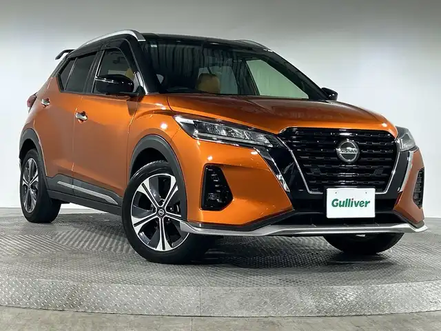 日産 キックス X ツートーンインテリアED 神奈川県 2021(令3)年 2.2万km プレミアムホライズンオレンジ/ピュアブラック 2トーン 純正9型SDナビゲーション【MM320D-L】/フルセグ　AM FM CD DVD　MUSICSTOCKER USB　SD　Bluetooth　/インテリジェントアラウンドビューモニター/インテリジェントルームミラー/セーフティアシスト/プロパイロット　/レーダークルーズコントロール/インテリジェントエマージェンシーブレーキ/インテリジェントLI【車線逸脱防止支援システム】/踏み間違い防止アシスト/ハイビームアシスト/ツートーン合皮シート/前席シートヒーター/革巻きステアリング/ステアリングヒーター/SOSコール/ビルトインETC/リアヒーターダクト/前後ソナー/全席USB電源ソケット/ブルーLEDプッシュパワースターター/インテリジェントキー/シルバールーフレール/LEDヘッドランプ/インテリジェントオートライト/純正17インチアルミホイール