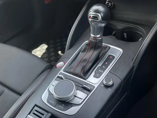 アウディ Ｓ３ スポーツバック 三重県 2016(平28)年 5.9万km パンサーブラッククリスタルエフェクト ＡＣＣ/アウディプレセンス/純正ナビ/バックカメラ/フルセグＴＶ/ＬＥＤヘッドライト/社外１８インチアルミホイール/社外ドライブレコーダー/ハーフレザーシート/パワーシート/オートライト/ＥＴＣ車載器/保証書/取扱説明書/スペアキー1本