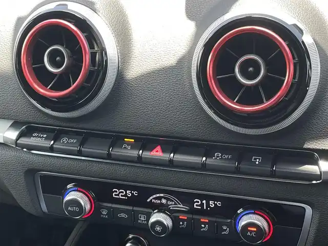 アウディ Ｓ３ スポーツバック 三重県 2016(平28)年 5.9万km パンサーブラッククリスタルエフェクト ＡＣＣ/アウディプレセンス/純正ナビ/バックカメラ/フルセグＴＶ/ＬＥＤヘッドライト/社外１８インチアルミホイール/社外ドライブレコーダー/ハーフレザーシート/パワーシート/オートライト/ＥＴＣ車載器/保証書/取扱説明書/スペアキー1本