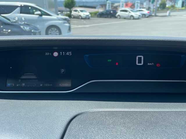日産 セレナ e－パワー ハイウェイスター V 静岡県 2020(令2)年 4.3万km ダークメタルグレー ●純正ナビ/(フルセグ/CD/DVD/Bluetooth)/●全方位カメラ/●プロパイロット/●パーキングアシスト/●ブラインドスポットモニター/●衝突被害軽減システム/●レーンキープアシスト/●前後コーナーセンサー/●電動パーキングブレーキ/●オートブレーキホールド/●LEDライト＆フォグランプ/●オートライト/●革巻きステアリング/●ステアリングスイッチ/●ETC/●前方ドライブレコーダー/(DJ4-D)/●フリップダウンモニター/●両側パワースライドドア/●電動格納ウィンカーミラー/●ドアバイザー/●スマートキー/●プッシュスタート/●スペアキー×1/●純正15インチアルミホイール/●W＋サイドSRS＋ABS/●車両取扱説明書/●ナビ取扱説明書/●保証書