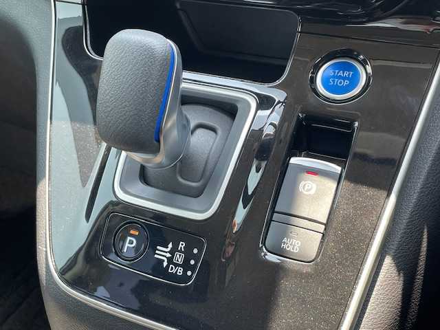 日産 セレナ e－パワー ハイウェイスター V 静岡県 2020(令2)年 4.3万km ダークメタルグレー ●純正ナビ/(フルセグ/CD/DVD/Bluetooth)/●全方位カメラ/●プロパイロット/●パーキングアシスト/●ブラインドスポットモニター/●衝突被害軽減システム/●レーンキープアシスト/●前後コーナーセンサー/●電動パーキングブレーキ/●オートブレーキホールド/●LEDライト＆フォグランプ/●オートライト/●革巻きステアリング/●ステアリングスイッチ/●ETC/●前方ドライブレコーダー/(DJ4-D)/●フリップダウンモニター/●両側パワースライドドア/●電動格納ウィンカーミラー/●ドアバイザー/●スマートキー/●プッシュスタート/●スペアキー×1/●純正15インチアルミホイール/●W＋サイドSRS＋ABS/●車両取扱説明書/●ナビ取扱説明書/●保証書