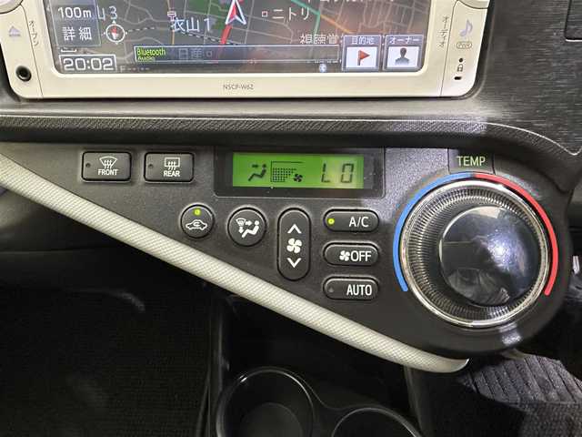 トヨタ アクア S 愛媛県 2014(平26)年 3.5万km ディープアメジストマイカメタリック ・ナビ（ワンセグＴＶ・ＢＴ・ＣＤ・ＦＭ・ＡＭ・ＳＤ）/・バックカメラ　/・電格ミラー　/・ステアリングリモコン　/・スマートキーDVDナビ