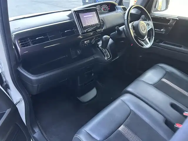 ホンダ Ｎ ＢＯＸ カスタム G L ターボ ホンダセンシング 滋賀県 2018(平30)年 5.1万km パールⅡ 禁煙車/社外メモリーナビ/・CD/フルセグ/Bluetooth/バックカメラ/追従付クルーズコントロール/両側自動スライドドア/LEDヘッドライト/パドルシフト/ハーフレザーシート/レーンキープアシスト/横滑り防止/ETC/オートエアコン/プッシュスタート/スマートキー