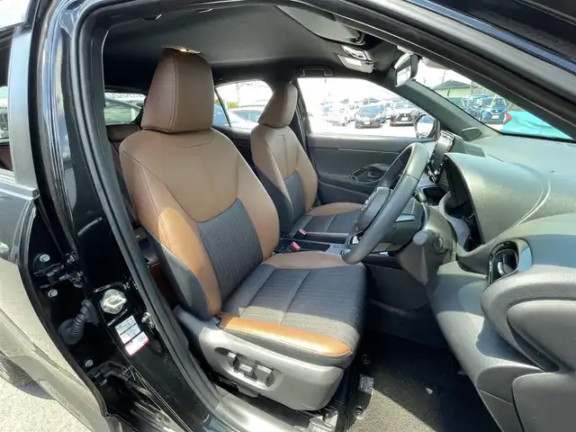 トヨタ ヤリスクロス Z アドベンチャー 滋賀県 2023(令5)年 1.3万km ブラックマイカ 純正８型ディスプレイオーディオ/（Bluetooth/USB/Miracast）/バックカメラ/純正ETC/プリクラッシュセーフティー/前後コーナーセンサー/レーンキープアシスト/追従クルーズコントロール/電動パーキングブレーキ/オートブレーキホールド/LEDヘッドライト/オートライト/オートマチックハイビーム/ハーフレザーシート /D席パワーシート/D/N席シートヒーター/ステアリングヒーター/電動バックドア/プッシュスタート/スマートキー/ステアリングリモコン/ルーフレール