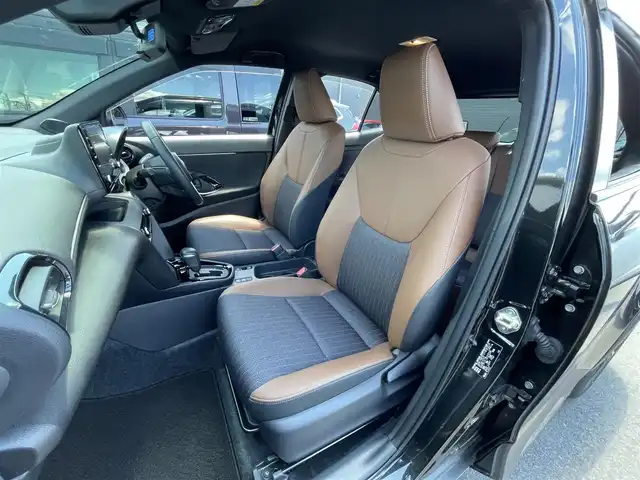 トヨタ ヤリスクロス Z アドベンチャー 滋賀県 2023(令5)年 1.3万km ブラックマイカ 純正８型ディスプレイオーディオ/（Bluetooth/USB/Miracast）/バックカメラ/純正ETC/プリクラッシュセーフティー/前後コーナーセンサー/レーンキープアシスト/追従クルーズコントロール/電動パーキングブレーキ/オートブレーキホールド/LEDヘッドライト/オートライト/オートマチックハイビーム/ハーフレザーシート /D席パワーシート/D/N席シートヒーター/ステアリングヒーター/電動バックドア/プッシュスタート/スマートキー/ステアリングリモコン/ルーフレール