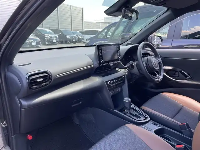 トヨタ ヤリスクロス Z アドベンチャー 滋賀県 2023(令5)年 1.3万km ブラックマイカ 純正８型ディスプレイオーディオ/（Bluetooth/USB/Miracast）/バックカメラ/純正ETC/プリクラッシュセーフティー/前後コーナーセンサー/レーンキープアシスト/追従クルーズコントロール/電動パーキングブレーキ/オートブレーキホールド/LEDヘッドライト/オートライト/オートマチックハイビーム/ハーフレザーシート /D席パワーシート/D/N席シートヒーター/ステアリングヒーター/電動バックドア/プッシュスタート/スマートキー/ステアリングリモコン/ルーフレール