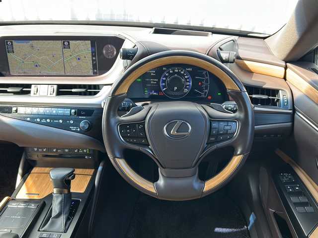 レクサス ＥＳ 300h バージョンL 三重県 2019(平31)年 2.8万km グラファイトブラックガラスフレーク 純正ナビ /全周囲カメラ/サンルーフ /本革シート/BSM /デジタルインナーミラー /ビルトインETC2.0 /スペアキー(2本) /全周囲ドライブレコーダー/前後コーナーセンサー/レーダークルーズコントロール/レーンキープアシスト/AC100V充電 /USB給電ポート/パワーバックドア/メモリシート /前席パワーシート/全席シートヒーター /全席シートエアコン /ステアリングヒーター/ステアリングスイッチ/LEDヘッドライト/オートハイビーム/オートライト/革巻きステアリング/ヘッドアップディスプレイ/純正フロアマット/電動格納ミラー/禁煙車