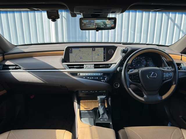 レクサス ＥＳ 300h バージョンL 三重県 2019(平31)年 2.8万km グラファイトブラックガラスフレーク 純正ナビ /全周囲カメラ/サンルーフ /本革シート/BSM /デジタルインナーミラー /ビルトインETC2.0 /スペアキー(2本) /全周囲ドライブレコーダー/前後コーナーセンサー/レーダークルーズコントロール/レーンキープアシスト/AC100V充電 /USB給電ポート/パワーバックドア/メモリシート /前席パワーシート/全席シートヒーター /全席シートエアコン /ステアリングヒーター/ステアリングスイッチ/LEDヘッドライト/オートハイビーム/オートライト/革巻きステアリング/ヘッドアップディスプレイ/純正フロアマット/電動格納ミラー/禁煙車