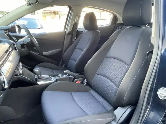 マツダ デミオ 13S 愛知県 2016(平28)年 6.5万km ディープクリスタルブルーマイカ 【(株)IDOMが運営する【じしゃロン豊川店】の自社ローン対象車両になります。こちらは現金ご利用時の価格です。自社ローンご希望の方は別途その旨お申付け下さい。】/スマートシティブレーキサポート/純正マツダコネクトナビ/　ラジオ/フルセグTV/BT/CD/DVD/バックカメラ/シートヒーター/ETC/ドライブレコーダー/アイドリングストップ/横滑り防止装置/HIDヘッドライト/オートライト/スマートキー/プッシュスタート/取扱説明書/保証書/スペアキー