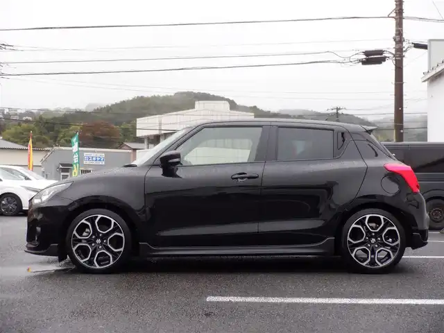 スズキ スイフト スポーツ セーフティPKG 静岡県 2018(平30)年 3.4万km スーパーブラックパール  走行：33185km（登録時)/ 6速MT/ ケンウッドSDナビ(KXM-E502W)/ バックカメラ/ RSR ローダウンスプリング/ 運転席シートヒーター/ ビルトインETC/ クルーズコントロール/ スマートキー/ プッシュスタート/ 純正17インチアルミ/ 純正LEDヘッドライト/ フォグランプ/ 純正フロアマット