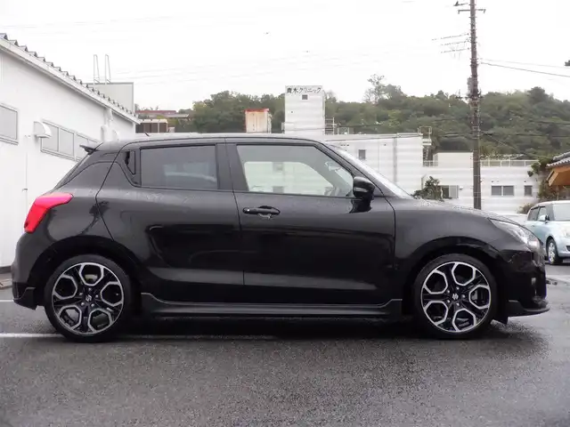 スズキ スイフト スポーツ セーフティPKG 静岡県 2018(平30)年 3.4万km スーパーブラックパール  走行：33185km（登録時)/ 6速MT/ ケンウッドSDナビ(KXM-E502W)/ バックカメラ/ RSR ローダウンスプリング/ 運転席シートヒーター/ ビルトインETC/ クルーズコントロール/ スマートキー/ プッシュスタート/ 純正17インチアルミ/ 純正LEDヘッドライト/ フォグランプ/ 純正フロアマット