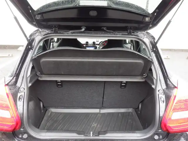 スズキ スイフト スポーツ セーフティPKG 静岡県 2018(平30)年 3.4万km スーパーブラックパール  走行：33185km（登録時)/ 6速MT/ ケンウッドSDナビ(KXM-E502W)/ バックカメラ/ RSR ローダウンスプリング/ 運転席シートヒーター/ ビルトインETC/ クルーズコントロール/ スマートキー/ プッシュスタート/ 純正17インチアルミ/ 純正LEDヘッドライト/ フォグランプ/ 純正フロアマット