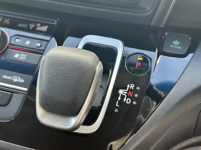 ホンダ フリード ハイブリット G ブラックスタイル 熊本県 2022(令4)年 3.6万km プラチナホワイトパール ワンオーナー/純正ナビ/・AM/FM/CD/DVD/SD/USB/BT/・フルセグTV/バックカメラ/アダプティブクルーズコントロール/先行車発進お知らせ機能/路外逸脱抑制システム/レーンキープアシスト/標識認識機能/衝突被害軽減ブレーキ/後方コーナーセンサー/ステアリングリモコン/オートライト/・LEDライト/電動格納ミラー/・ウィンカーミラー/ETC/D/N席シートヒーター/前後ドライブレコーダー/テレビキャンセラー/ドアバイザー/純正フロアマット/純正アルミホイール/スマートキー