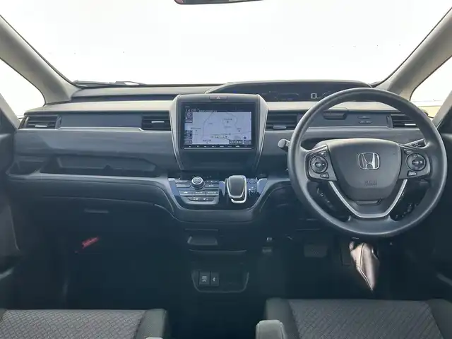 ホンダ フリード ハイブリット G ブラックスタイル 熊本県 2022(令4)年 3.6万km プラチナホワイトパール ワンオーナー/純正ナビ/・AM/FM/CD/DVD/SD/USB/BT/・フルセグTV/バックカメラ/アダプティブクルーズコントロール/先行車発進お知らせ機能/路外逸脱抑制システム/レーンキープアシスト/標識認識機能/衝突被害軽減ブレーキ/後方コーナーセンサー/ステアリングリモコン/オートライト/・LEDライト/電動格納ミラー/・ウィンカーミラー/ETC/D/N席シートヒーター/前後ドライブレコーダー/テレビキャンセラー/ドアバイザー/純正フロアマット/純正アルミホイール/スマートキー