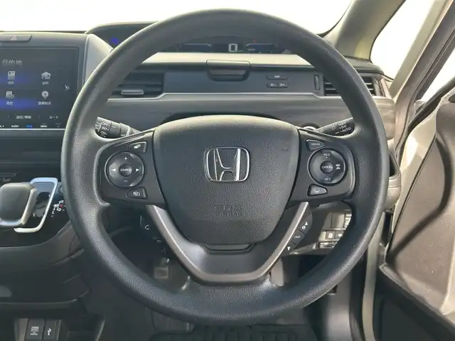ホンダ フリード ハイブリット G ブラックスタイル 熊本県 2022(令4)年 3.6万km プラチナホワイトパール ワンオーナー/純正ナビ/・AM/FM/CD/DVD/SD/USB/BT/・フルセグTV/バックカメラ/アダプティブクルーズコントロール/先行車発進お知らせ機能/路外逸脱抑制システム/レーンキープアシスト/標識認識機能/衝突被害軽減ブレーキ/後方コーナーセンサー/ステアリングリモコン/オートライト/・LEDライト/電動格納ミラー/・ウィンカーミラー/ETC/D/N席シートヒーター/前後ドライブレコーダー/テレビキャンセラー/ドアバイザー/純正フロアマット/純正アルミホイール/スマートキー