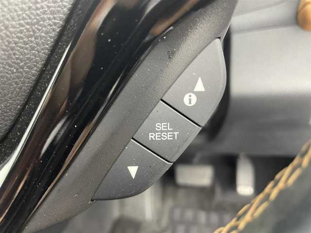 ホンダ ヴェゼル ハイブリッド Z ホンダセンシング 富山県 2019(令1)年 2.3万km クリスタルブラックパール 純正ナビ(VXM-195VFi)/・Bluetooth/・CD/DVD/・フルセグ/ホンダセンシング(安全運転支援システム)/・衝突軽減ブレーキ/・誤発進抑制機能/・歩行者事故低減ステアリング/・路外逸脱抑制機能/・アダプティブクルーズコントロール/・車線維持支援システム/・先行車発進お知らせ機能/・標識認識機能/LEDヘッドランプ/オートライト/LEDフロントフォグランプ/ルーフレール/パドルシフト/左右独立温度調整オートエアコン/シートヒーター(運転席/助手席)/スマートキーシステム/SRSエアバック(運転席/助手席/サイド/カーテン)/純正アルミホイール(215/55/R17)