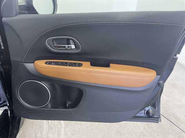 ホンダ ヴェゼル ハイブリッド Z ホンダセンシング 富山県 2019(令1)年 2.3万km クリスタルブラックパール 純正ナビ(VXM-195VFi)/・Bluetooth/・CD/DVD/・フルセグ/ホンダセンシング(安全運転支援システム)/・衝突軽減ブレーキ/・誤発進抑制機能/・歩行者事故低減ステアリング/・路外逸脱抑制機能/・アダプティブクルーズコントロール/・車線維持支援システム/・先行車発進お知らせ機能/・標識認識機能/LEDヘッドランプ/オートライト/LEDフロントフォグランプ/ルーフレール/パドルシフト/左右独立温度調整オートエアコン/シートヒーター(運転席/助手席)/スマートキーシステム/SRSエアバック(運転席/助手席/サイド/カーテン)/純正アルミホイール(215/55/R17)