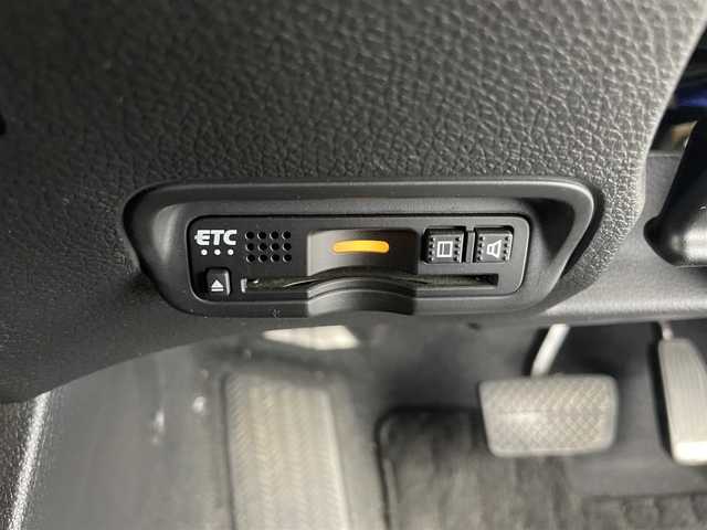 ホンダ ヴェゼル ハイブリッド Z ホンダセンシング 富山県 2019(令1)年 2.3万km クリスタルブラックパール 純正ナビ(VXM-195VFi)/・Bluetooth/・CD/DVD/・フルセグ/ホンダセンシング(安全運転支援システム)/・衝突軽減ブレーキ/・誤発進抑制機能/・歩行者事故低減ステアリング/・路外逸脱抑制機能/・アダプティブクルーズコントロール/・車線維持支援システム/・先行車発進お知らせ機能/・標識認識機能/LEDヘッドランプ/オートライト/LEDフロントフォグランプ/ルーフレール/パドルシフト/左右独立温度調整オートエアコン/シートヒーター(運転席/助手席)/スマートキーシステム/SRSエアバック(運転席/助手席/サイド/カーテン)/純正アルミホイール(215/55/R17)