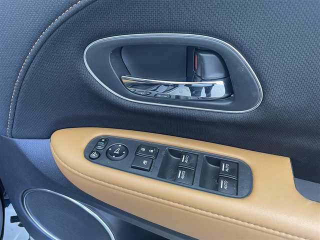 ホンダ ヴェゼル ハイブリッド Z ホンダセンシング 富山県 2019(令1)年 2.3万km クリスタルブラックパール 純正ナビ(VXM-195VFi)/・Bluetooth/・CD/DVD/・フルセグ/ホンダセンシング(安全運転支援システム)/・衝突軽減ブレーキ/・誤発進抑制機能/・歩行者事故低減ステアリング/・路外逸脱抑制機能/・アダプティブクルーズコントロール/・車線維持支援システム/・先行車発進お知らせ機能/・標識認識機能/LEDヘッドランプ/オートライト/LEDフロントフォグランプ/ルーフレール/パドルシフト/左右独立温度調整オートエアコン/シートヒーター(運転席/助手席)/スマートキーシステム/SRSエアバック(運転席/助手席/サイド/カーテン)/純正アルミホイール(215/55/R17)