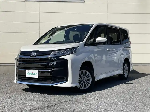 トヨタ ノア S－G 茨城県 2022(令4)年 2.7万km ホワイトパールクリスタルシャイン 純正デイスプレーオーディオナビ（ナビ無料契約可能）/バックカメラ/DVDデッキ/革巻きステアリング/ステアリングスイッチ/トヨタセーフティセンス/レーダークルーズコントロール/両側パワースライドドア/フロアマット/LEDヘッドライト/BSM/フォグランプ/ドライブレコーダー/プッシュスタート/スマートキー