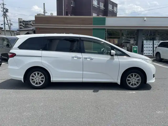ホンダ オデッセイ G 長野県 2013(平25)年 10.7万km ホワイトオーキッドパール 純正ナビ（FM/AM、CD、DVD、BT）/バックカメラ/フルセグテレビ/クルーズコントロール追従無/両側パワースライド/レーンキープアシスト/横滑り防止装置/盗難防止装置/アイドリングストップ/LEDオートライト/リモコンキー/ワンオーナー/MTモード付AT/社外フロアマット/保証書