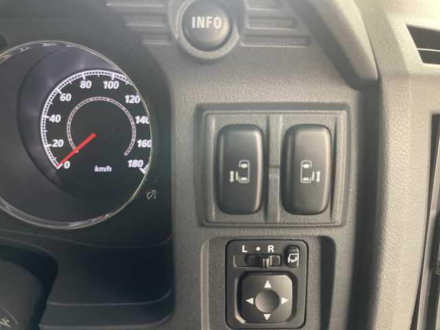 三菱 デリカＤ：５ シャモニー 道央・札幌 2018(平30)年 6.1万km ウォームホワイトパール 登録時走行距離60747km/社外SDナビ/　(carrozzeria/AVIC-RW802)/フルセグTV/FM/AM/Blue tooth/AUX/iPod/SDミュージックサーバー/バックカメラ/両側パワースライドドア/e-Assist(運転支援機能)/衝突被害軽減ブレーキシステム/車線逸脱警報システム/誤発信抑制機能（前進時）/前席シートヒーター/ハーフレザーシート/D席パワーシート/パドルシフト/ステアリングスイッチ/オートクルーズコントロール/HIDヘッドライト/オートライト/オートドアミラー/ドアバイザー/チップアップシート/4WD/ディーゼルターボ/センターデフロック/ビルトインETC