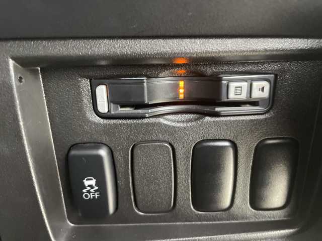 三菱 デリカＤ：５ シャモニー 道央・札幌 2018(平30)年 6.1万km ウォームホワイトパール 登録時走行距離60747km/社外SDナビ/　(carrozzeria/AVIC-RW802)/フルセグTV/FM/AM/Blue tooth/AUX/iPod/SDミュージックサーバー/バックカメラ/両側パワースライドドア/e-Assist(運転支援機能)/衝突被害軽減ブレーキシステム/車線逸脱警報システム/誤発信抑制機能（前進時）/前席シートヒーター/ハーフレザーシート/D席パワーシート/パドルシフト/ステアリングスイッチ/オートクルーズコントロール/HIDヘッドライト/オートライト/オートドアミラー/ドアバイザー/チップアップシート/4WD/ディーゼルターボ/センターデフロック/ビルトインETC