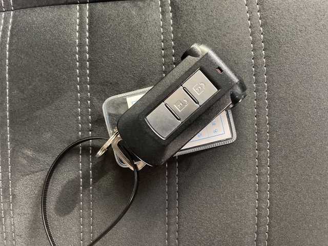 三菱 デリカＤ：５ シャモニー 道央・札幌 2018(平30)年 6.1万km ウォームホワイトパール 登録時走行距離60747km/社外SDナビ/　(carrozzeria/AVIC-RW802)/フルセグTV/FM/AM/Blue tooth/AUX/iPod/SDミュージックサーバー/バックカメラ/両側パワースライドドア/e-Assist(運転支援機能)/衝突被害軽減ブレーキシステム/車線逸脱警報システム/誤発信抑制機能（前進時）/前席シートヒーター/ハーフレザーシート/D席パワーシート/パドルシフト/ステアリングスイッチ/オートクルーズコントロール/HIDヘッドライト/オートライト/オートドアミラー/ドアバイザー/チップアップシート/4WD/ディーゼルターボ/センターデフロック/ビルトインETC