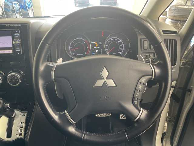 三菱 デリカＤ：５ シャモニー 道央・札幌 2018(平30)年 6.1万km ウォームホワイトパール 登録時走行距離60747km/社外SDナビ/　(carrozzeria/AVIC-RW802)/フルセグTV/FM/AM/Blue tooth/AUX/iPod/SDミュージックサーバー/バックカメラ/両側パワースライドドア/e-Assist(運転支援機能)/衝突被害軽減ブレーキシステム/車線逸脱警報システム/誤発信抑制機能（前進時）/前席シートヒーター/ハーフレザーシート/D席パワーシート/パドルシフト/ステアリングスイッチ/オートクルーズコントロール/HIDヘッドライト/オートライト/オートドアミラー/ドアバイザー/チップアップシート/4WD/ディーゼルターボ/センターデフロック/ビルトインETC