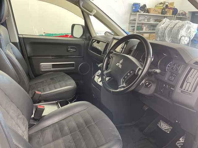 三菱 デリカＤ：５ シャモニー 道央・札幌 2018(平30)年 6.1万km ウォームホワイトパール 登録時走行距離60747km/社外SDナビ/　(carrozzeria/AVIC-RW802)/フルセグTV/FM/AM/Blue tooth/AUX/iPod/SDミュージックサーバー/バックカメラ/両側パワースライドドア/e-Assist(運転支援機能)/衝突被害軽減ブレーキシステム/車線逸脱警報システム/誤発信抑制機能（前進時）/前席シートヒーター/ハーフレザーシート/D席パワーシート/パドルシフト/ステアリングスイッチ/オートクルーズコントロール/HIDヘッドライト/オートライト/オートドアミラー/ドアバイザー/チップアップシート/4WD/ディーゼルターボ/センターデフロック/ビルトインETC