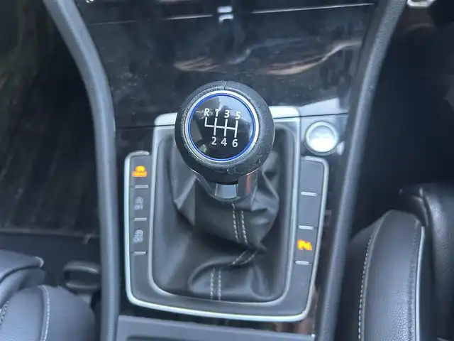 フォルクスワーゲン ゴルフ Ｒ 茨城県 2018(平30)年 4.7万km ラピスブルー 後期モデル/6MT車/純正9.2型SSDナビ/　(CD/DVD/App Connect)/フルセグTV/リアビューカメラ/ビルトインETC2.0/アダプティブクルーズコントロール/オプティカルパーキングシステム/プリクラッシュブレーキシステム/ブラインドスポットディテクション/レーンキープアシストシステム/パークディスタンスコントロール/プロアクティブオキュパントプロテクション/リアトラフィックアラート/LEDヘッドランプ/ダイナミックコーナリングランプ/IC付ターボ/本革巻きステアリング/ステアリングスイッチ/ロゴ入りブラック革シート/前席シートヒーター/運転席ドライビングポジションメモリー/プレトリア18インチアルミホイール/社外17インチAWスタッドレス積込/スマートエントリー/スタートシステム/禁煙車