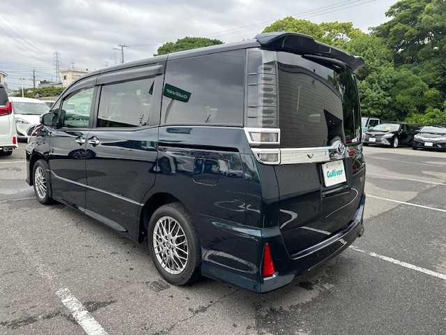 トヨタ ヴォクシー ハイブリッド ZS 煌Ⅲ 大阪府 2020(令2)年 0.7万km ブラッキッシュアゲハガラスフレーク 純正9型ナビ(BT/CD/DVD/フルセグ)/バックカメラ/衝突被害軽減システム/レーンキープアシスト/コーナーセンサー/横滑り防止装置/盗難防止装置/クルーズコントロール/純正フロアマット/純正アルミホイール/シートヒーター/ハーフレザー/ウォークスルー/純正前後ドライブレコーダー/ビルトインETC/両側パワースライドドア/スマートキー×2/LEDヘッドライト